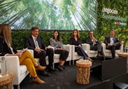 O debate “Descarbonizar a Indústria” contou com a participação de Carlos Abreu, Secil; Jéssica Barreto, Saint-Gobain; Joana Freitas, EDP Produção; José Eduardo Martins, Advogados e Pedro Fernandes, da APCER. 