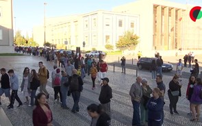 Brasileiros fazem fila para votar em Lisboa na abertura das urnas