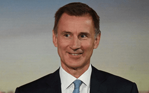 Novo ministro das Finanças britânico reconhece 'erros' no plano fiscal do Governo