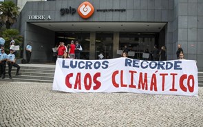 Ativistas bloqueiam entrada da Galp em protesto contra papel das petrolíferas na crise