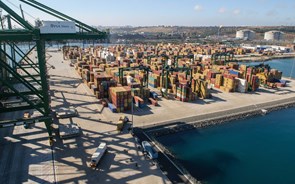 Porto de Sines revê taxa a cobrar às empresas de transporte ferroviário e 'abate' 62,5 euros