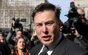 Bancos que financiaram Musk querem garantias da Tesla para aliviar dívida do Twitter