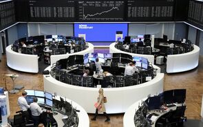 Europa cede com banca a pressionar