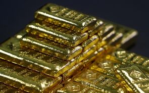 Ouro desvaloriza, depois de tocar em máximos de oito meses