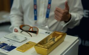 Ouro perde ligeiramente, mas segue no valor mais alto desde julho