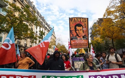 Milhares saem à rua em Paris na esperança de mobilização geral contra Macron