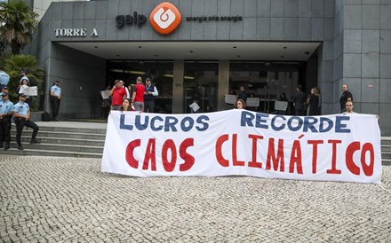 Ativistas bloqueiam entrada da Galp em protesto contra papel das petrolíferas na crise