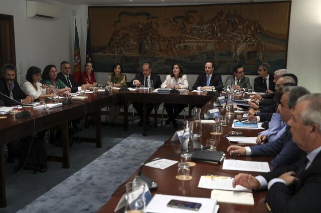 Governo quer subir limiar de isenção do subsídio de almoço. Retenção de horas extra aliviada