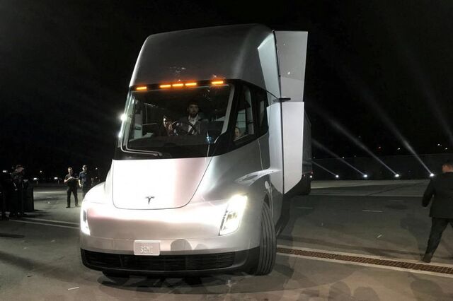 Tesla entrega primeiros camiões elétricos em dezembro 