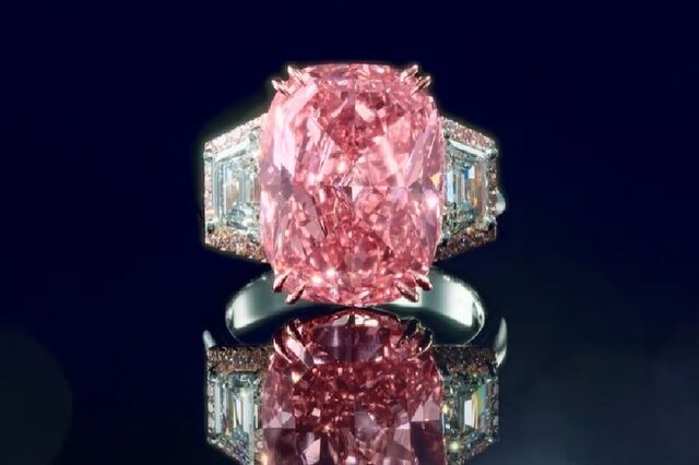 Diamante rosa vendido por quase 60 milhões de euros em leilão estabelece novo recorde