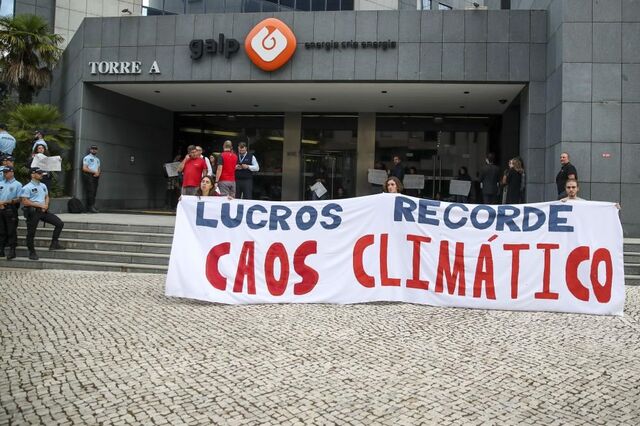 Ativistas bloqueiam entrada da Galp em protesto contra papel das petrolíferas na crise