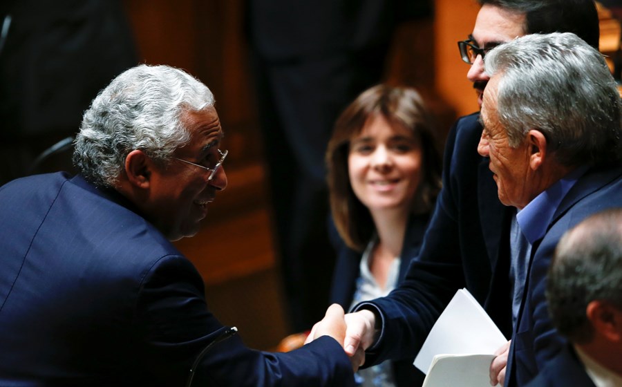 Na aprovação do OE de 2016, o primeiro da geringonça, António Costa cumprimenta os parceiros do PCP e Bloco de Esquerda