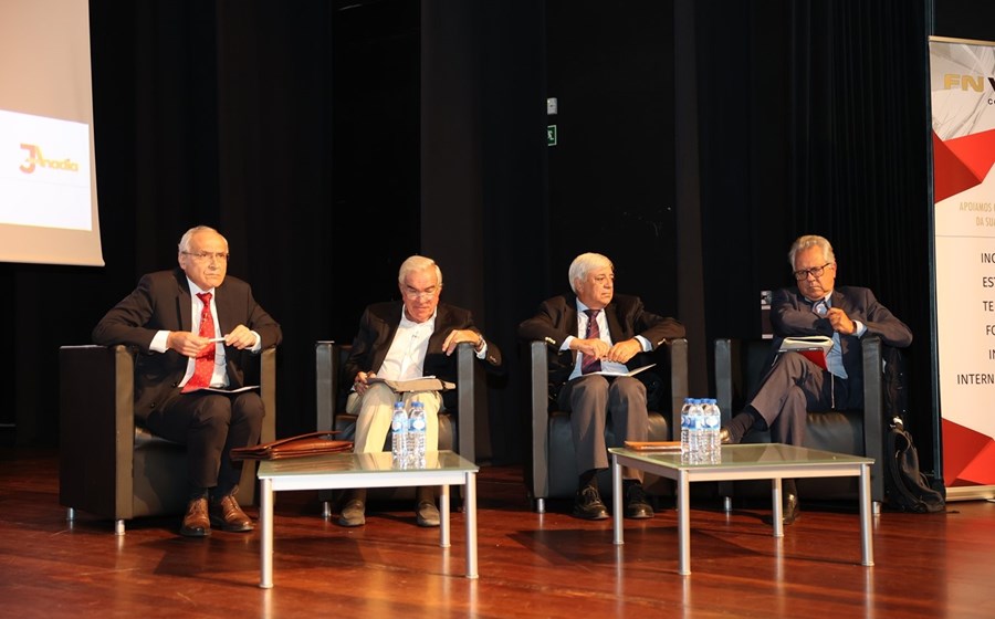 O debate “Energia: Europa e Guerra na Ucrânia” contou com a moderação de Vítor Santos  e a participação de Luís Mira Amaral,  José Allen Lima e Demétrio Alves.
