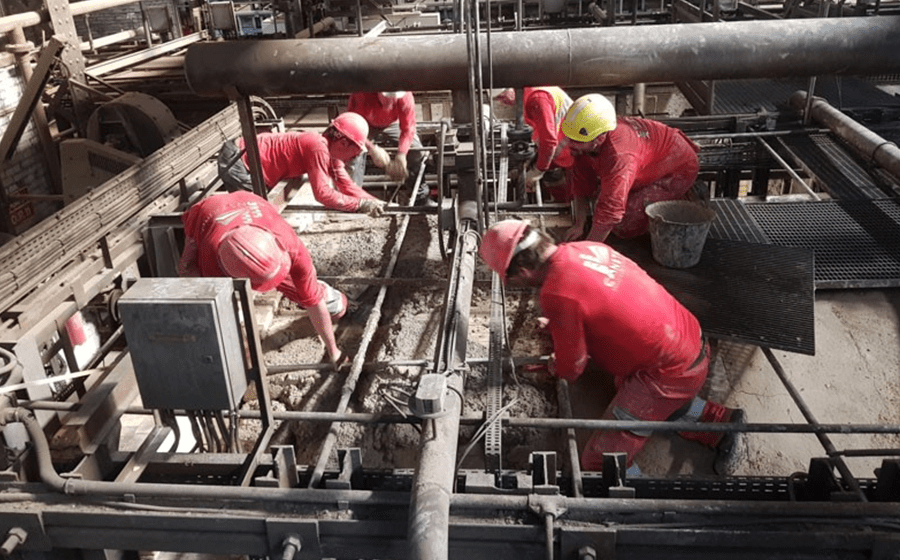 Trabalhadores da Constrind num projeto de indústria.