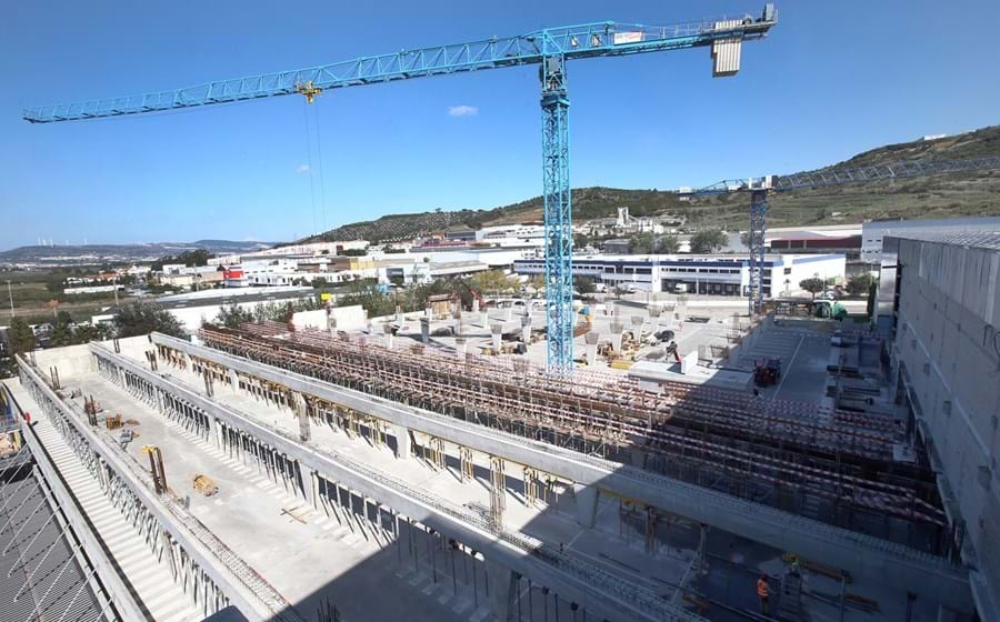 A parte de baixo do grande armazém de Loures já está a funcionar, mas a Ikea estima que a obra só termine no final de 2023.