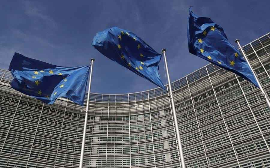 Governo diz que pretende simplificar os processos de contratação pública para acelerar a utilização dos fundos europeus.