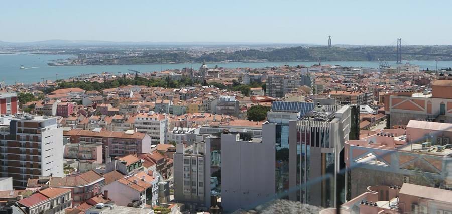 As perdas das ações e das obrigações desde o início do ano não parecem próximas do fim, colocando o imobiliário numa posição de alternativa.