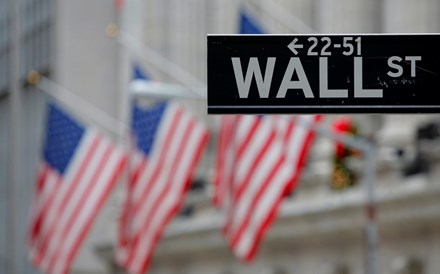 Wall Street despede-se de fevereiro pintada de vermelho