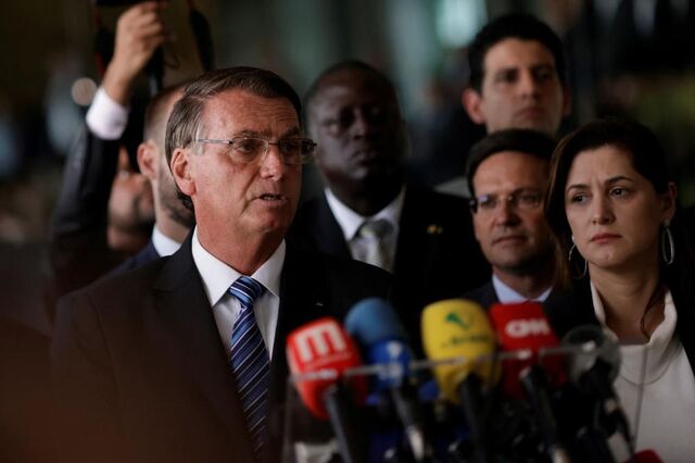Bolsonaro sai de cena sem felicitar Lula e enaltece 'manifestações pacíficas'