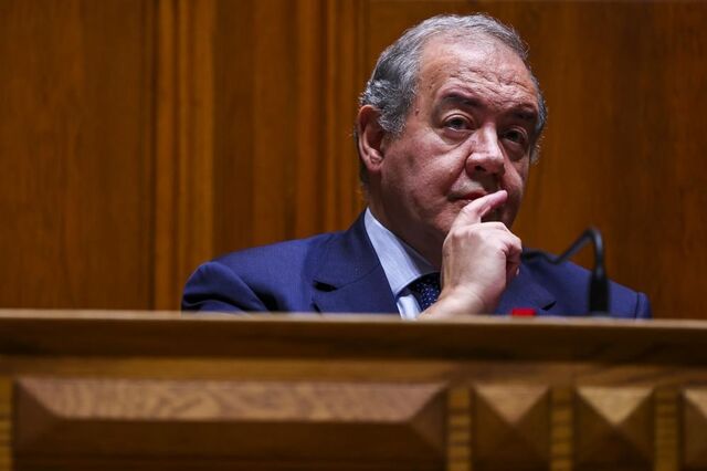Manifestantes invadiram edifício em Lisboa onde estava o ministro da Economia