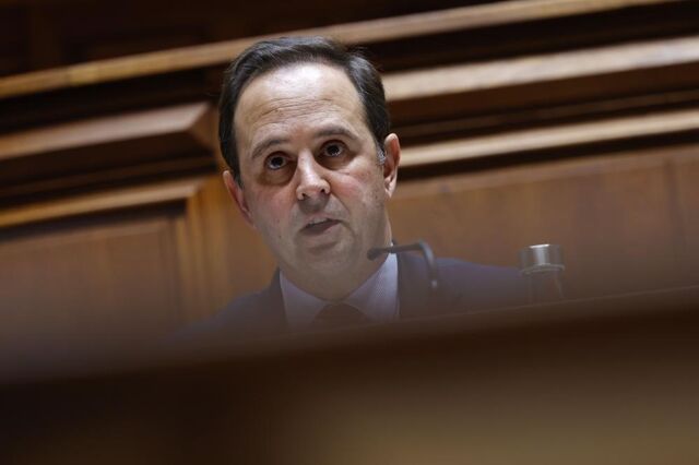 Apoios anti-inflação fazem excedente orçamental recuar 2,7 mil milhões