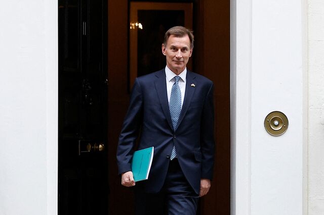 Rendimento real dos britânicos cai 4,3% em 2023 com novo orçamento
