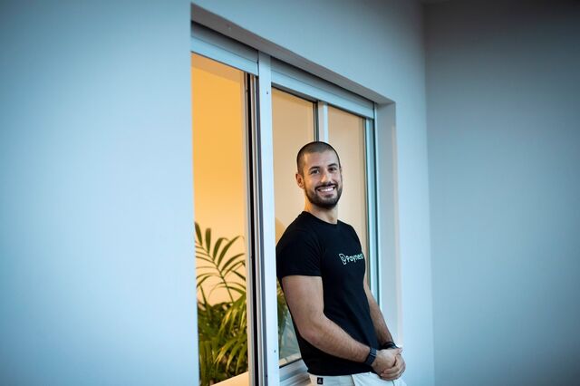 Paynest de Nuno e Gkontas adianta o salário e trava o endividamento