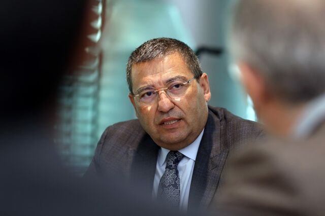 Dono da Cimpor faz compras de 335 milhões para cimentar empresa