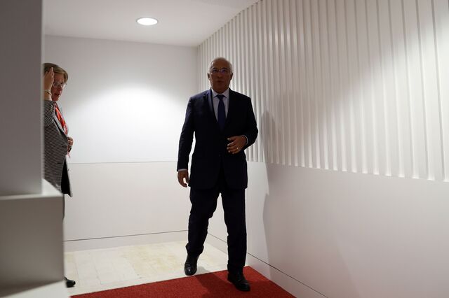 Costa faz mini-remodelação e segura Costa Silva