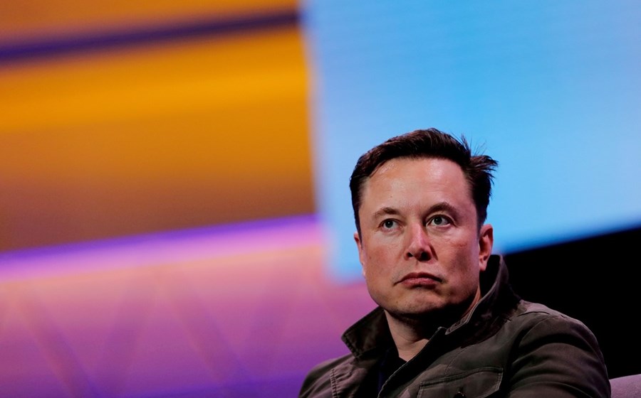 Elon Musk pagou 44 mil milhões de dólares para comprar a rede social Twitter. Em duas semanas, fez despedimentos e ainda afugentou marcas, publicidade e utilizadores.
