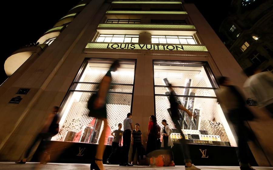 A LVMH, dona de grandes marcas como a Louis Vuitton, é a empresa com mais peso na bolsa de Paris       com uma capitalização de 364 mil milhões de euros.