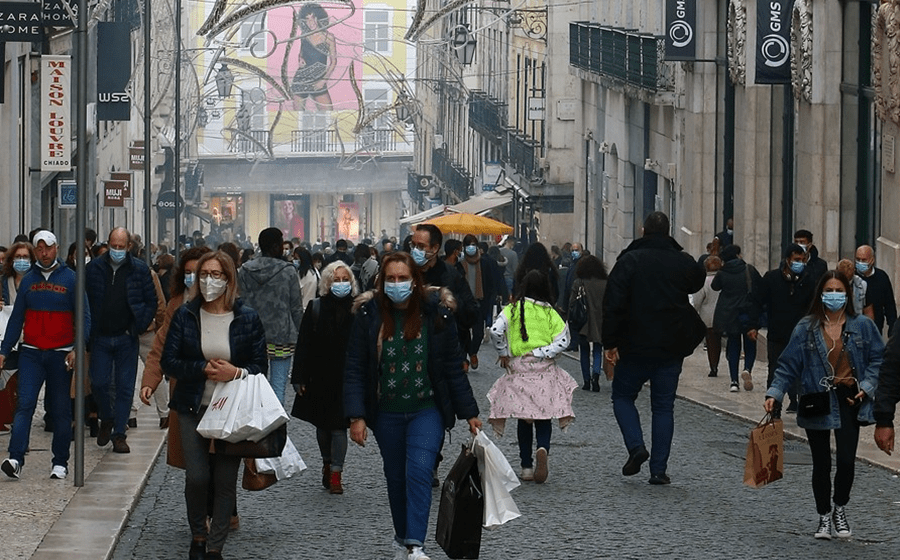 Portugueses pretendem poupar nos gastos de Natal deste ano e perspetiva de crise já condicionou fim do ano.