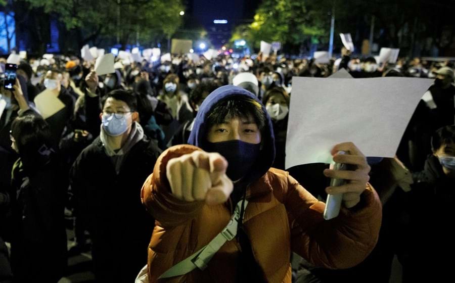 Milhares de pessoas saíram às ruas em toda a China em protesto contra a política “covid zero”, que tem levado ao confinamento de cidades inteiras.