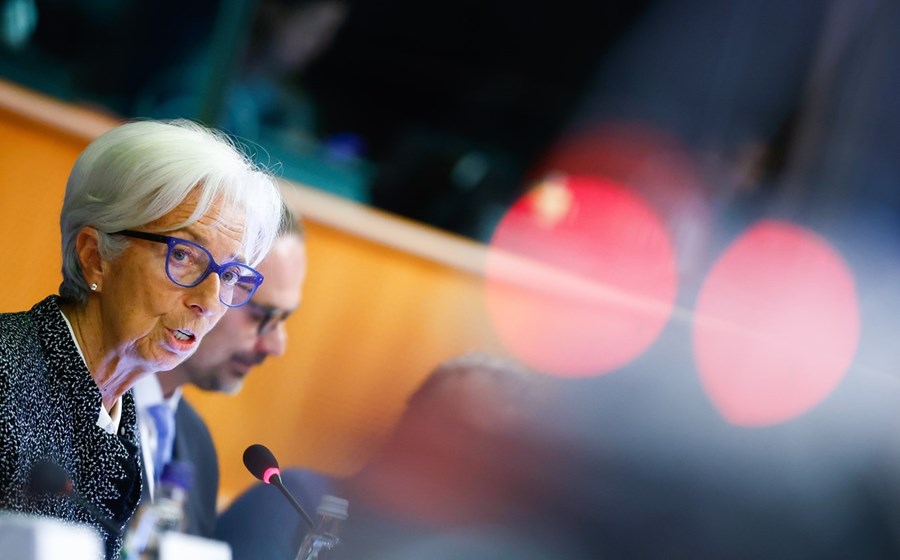 Frente aos eurodeputados, Christine Lagarde baixou expectativas. Banco Central Europeu tomará nova decisão sobre juros a 15 de dezembro.