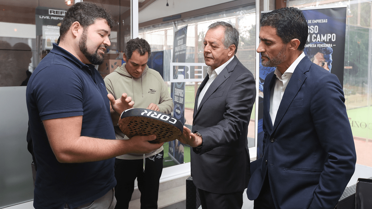 Nicolau Silva e Pedro Plantier, fundadores da Cork Padel, explicam as vantagens da raquete da sua empresa a Luís Santana, administrador da Cofina e Nuno Nunes, Chief Sales Officer (CSO) do segmento B2B da Altice Portugal