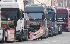Camionistas sul-coreanos suspendem greve que durava há duas semanas