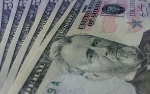 Dólar estável com investidores à procura de pistas nos dados da inflação