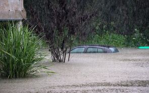 O país recebe sempre o mau tempo com um inusitado espanto.