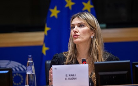 Parlamento Europeu demite Kaili que alega inocência
