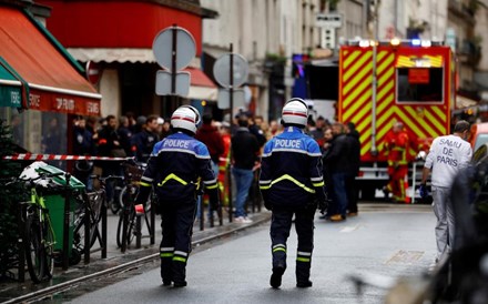 Tiroteio em Paris faz pelo menos dois mortos 