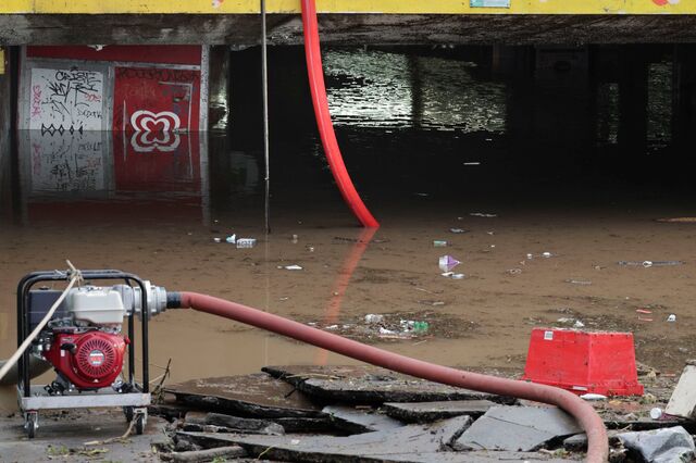 'O nível da água subiu tanto, que a angústia era grande'. 14 pessoas resgatadas de carros