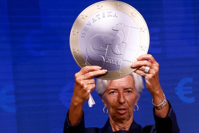 Croácia entra no euro no meio de uma nova crise