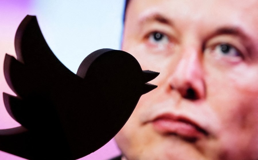 O património do CEO da Tesla foi reduzido em metade devido, em parte, à compra da rede social Twitter.