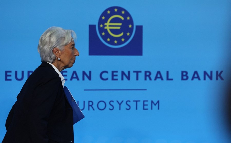 Após o conselho do BCE, Christine Lagarde vai anunciar hoje uma nova subida das taxas de juro. Deverá ainda dar pormenores dos programas de dívida e atualizar as projeções.