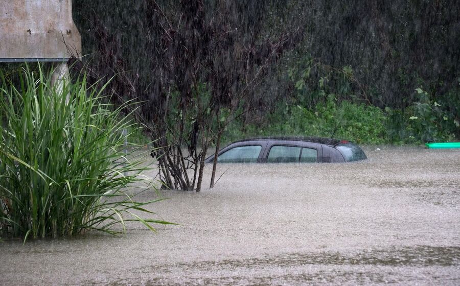 O país recebe sempre o mau tempo com um inusitado espanto.