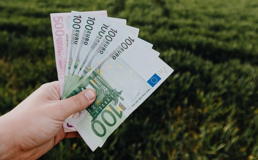 notas dinheiro finanças sustentaveis