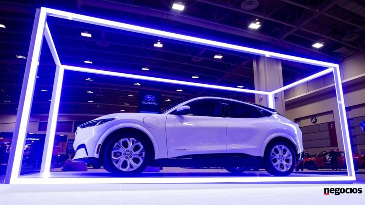 Guerra de preços nos elétricos: Ford corta preço do Mustang Mach-E em resposta à Tesla