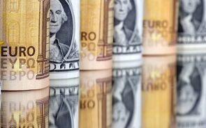 Euro com ganhos tímidos face ao dólar
