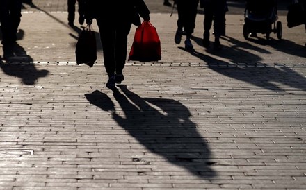 Gastos sociais recuam após embate covid, mas menos em Portugal