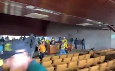 Apoiantes radicais de Bolsonaro invadem as sedes dos três poderes na capital do Brasil